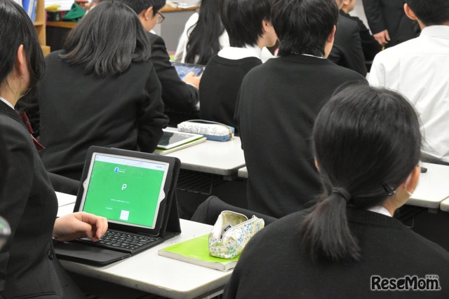 生徒たちは、iPadにキーボードを付けるなどして、それぞれ使いやすい工夫を行っていた