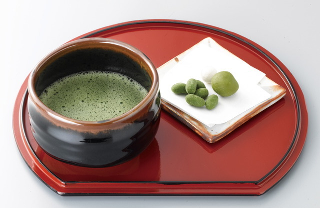 松北園の期間限定カフェで提供される抹茶・和菓子セット