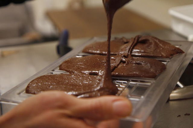 チョコになる前のペースト状のカカオ豆を試食