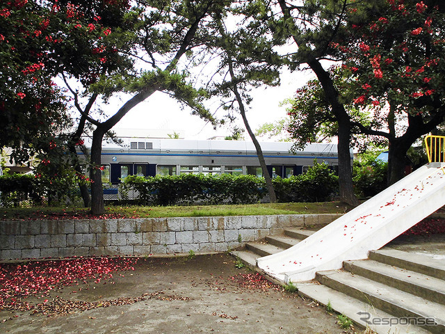 千葉市美浜区の真砂第2公園から見える「チューリップ保育園」の千葉モノレール1000形