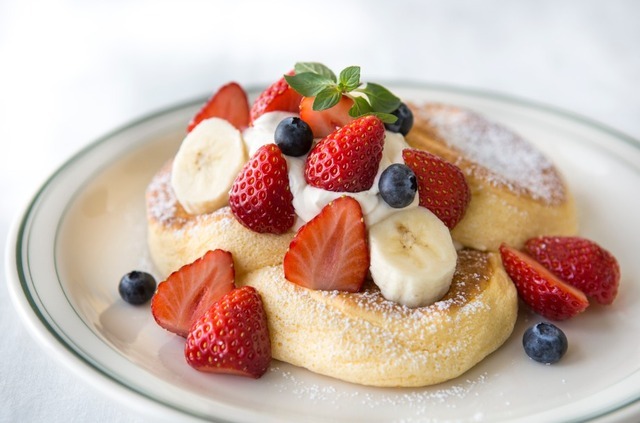 「奇跡のパンケーキ-季節のフレッシュフルーツ」（1,300円）