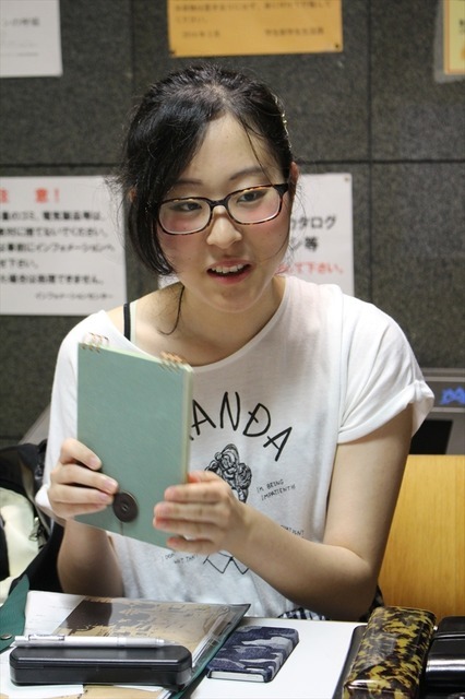 文具店「カキモリ」で作ったオリジナルノートを持つ、貴志紫さん