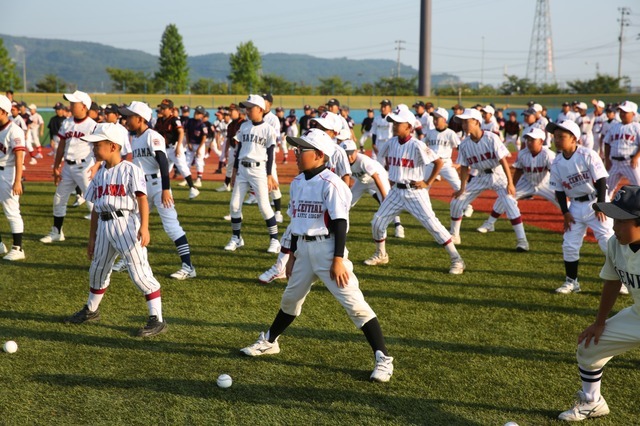 クロマティ、リトルリーグ野球に登場…子どもとMLB式ストレッチ実践