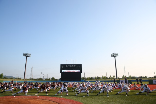 クロマティ、リトルリーグ野球に登場…子どもとMLB式ストレッチ実践