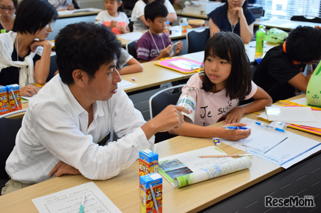 今日はどんなことを取材しただろう？　親子一緒にメモを見ながら振り返る　＜撮影：宮崎紘輔＞