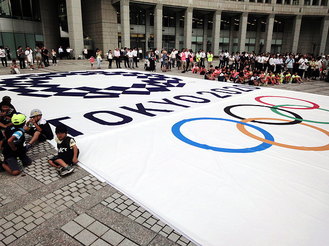 「みんなのTokyo 2020 4 Years to Go!!」（8月25日、東京都庁都民広場）では、小池百合子都知事、佐藤広東京五輪組織委員会副事務総長、山脇康日本パラリンピック委員会委員長、高島なおき都議、川井しげお都議、小磯善彦都議、谷真海選手、瀬立モニカ選手、岩崎恭子氏、野老朝雄氏らが登壇した