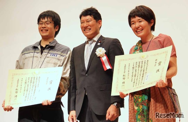 左から、最優秀賞　儀賀大己さん、文部科学大臣政務官　樋口尚也氏、優秀賞の伊達文香さん