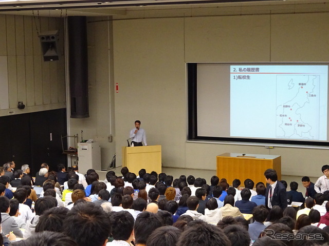 中央大学後楽園キャンパスで出張授業する小飼雅道マツダ社長（2015年）