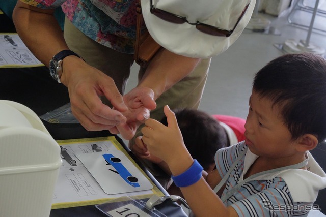 「整備・塗装職業体験」と「モノづくり体験」に参加する子どもたち（Be a driver. Experience at FUJI SPEEDWAY）