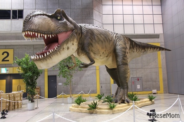 全長15メートルの「動くティラノサウルス」ロボットが登場