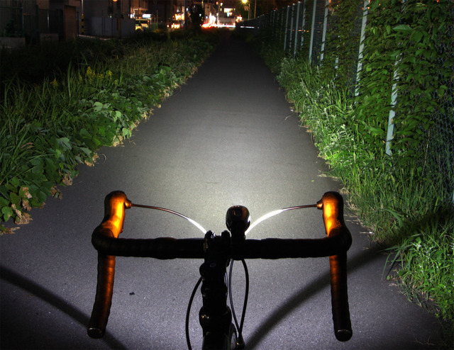 タッチパネル搭載の自転車用ライト「フリックフラッシュ800」