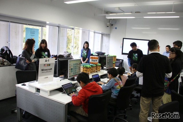 TNTのぬいぐるみはほしがる人続出　Minecraft（マインクラフト）展示コーナーのようす