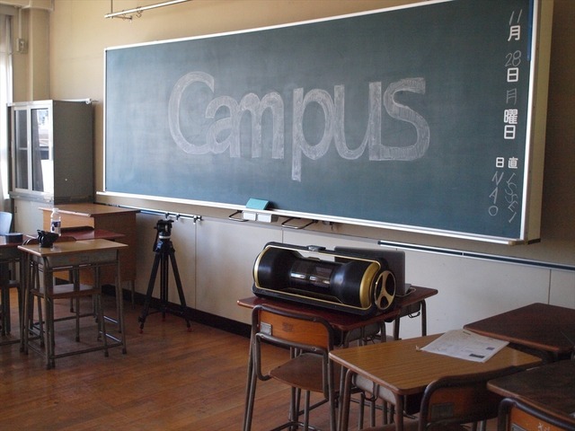 ムービー撮影中の風景。黒板には、キャンパスノートのロゴがチョークで書かれている