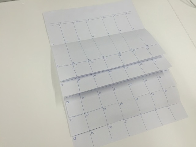 コピー用紙で構造を作っている様子。Ａ５サイズでちゃんと二つ折りができるように計算。（画像６）