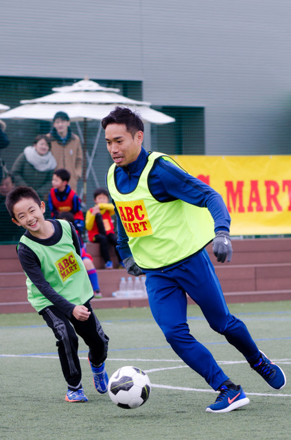 ABC-MARTアンバサダーの長友佑都、サッカークリニックで小学生とミニゲーム（2016年12月26日）