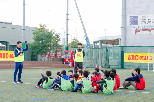 ABC-MARTアンバサダーの長友佑都、サッカークリニックで小学生とミニゲーム（2016年12月26日）