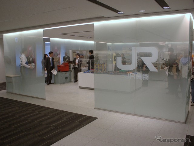 プラレールのジオラマは本社入口の奥にある展示スペースに設置された。
