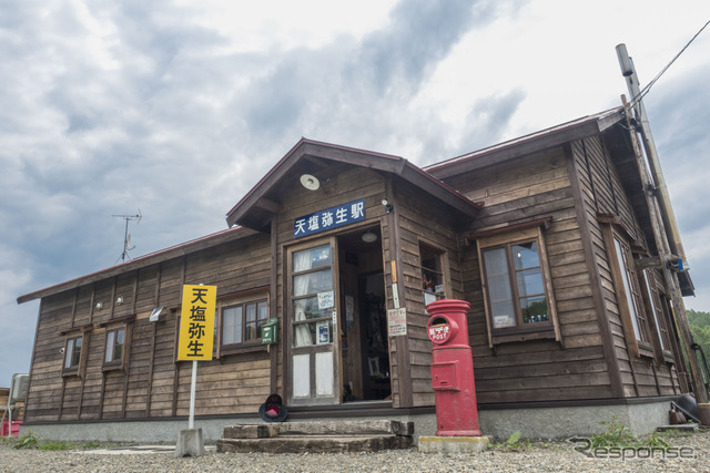 1周年を迎えた木造駅舎をモチーフにした「天塩弥生駅」