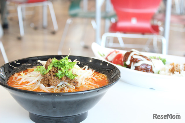 人気の「担々麺」500円（左）、関東学院大学店オリジナルメニューの「中華風ロコモコ丼」600円（右）。ロコモコ丼の鶏団子は中華風ソースと下味の効いた逸品　※価格はいずれも税込