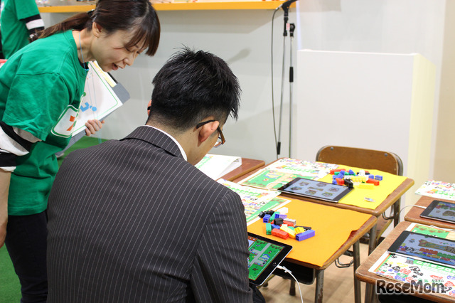 第8回「教育ITソリューションEXPO」　学びNEXTゾーンでワイズインテグレーションが展示している「ソビーゴ」を試す来場者