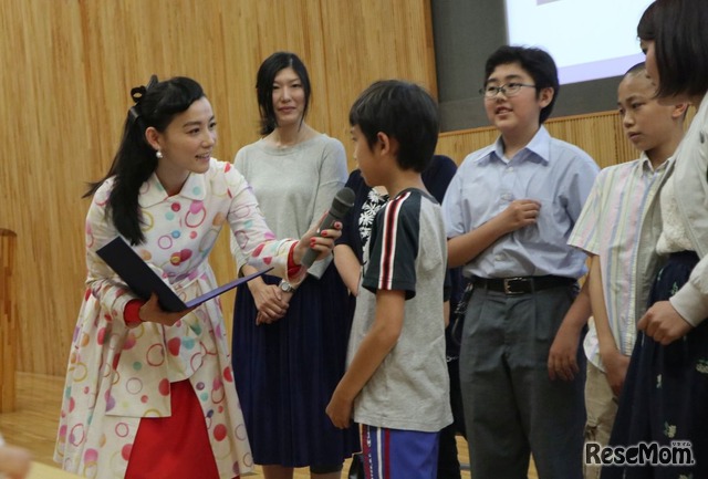 審査員の篠原ともえ氏より賞状をも受け取る子どものようす