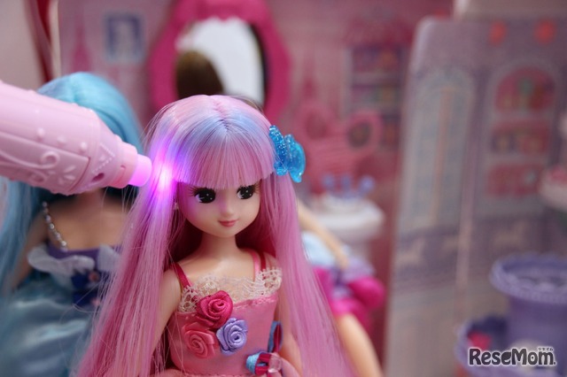 付属のキラチェンライトの光を髪にあてると、リカちゃんの髪の色がピンクからブルーに変化（画像はタカラトミー「キラチェン リカちゃん」）