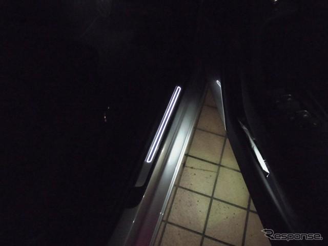 夜間の乗降を助けるサイドシルの照明。ドアアウターハンドルにも足元を照らす照明がある。