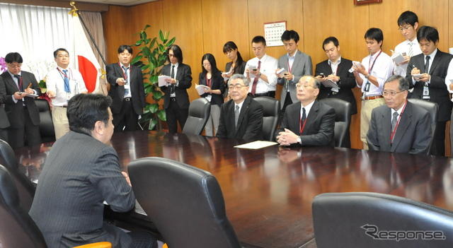 枝野経産相を訪れた下河辺委員長（中央）と西澤東電社長（左）