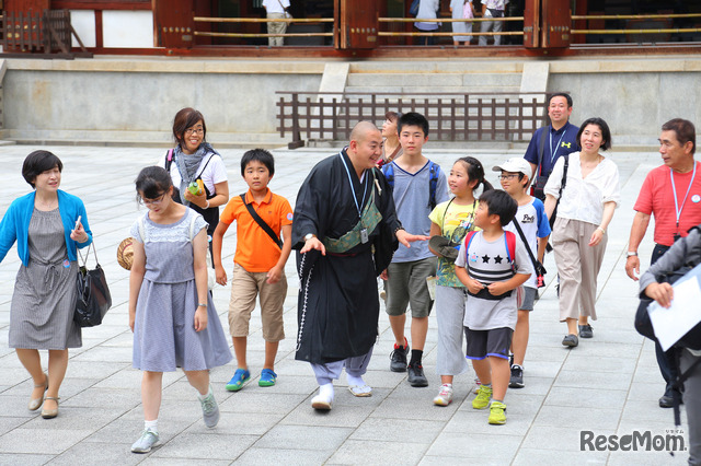 村上先生の周りには自然と子どもたちが集まってくる