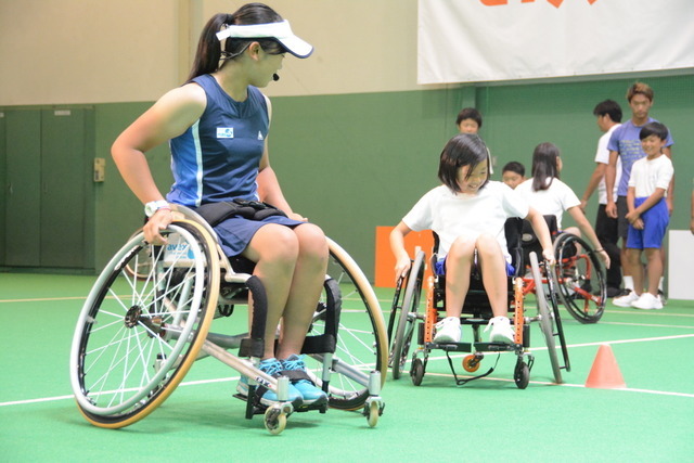 7月19日、錦織圭選手が「LIXIL 錦織チャレンジ」～ユニバーサルテニス体験～と題したイベントにサプライズ参加し、日本女子車いすテニス界の次世代を担う選手の1人、船水梓緒里（しおり）選手や、小学生24名らとボールを打ち合った。