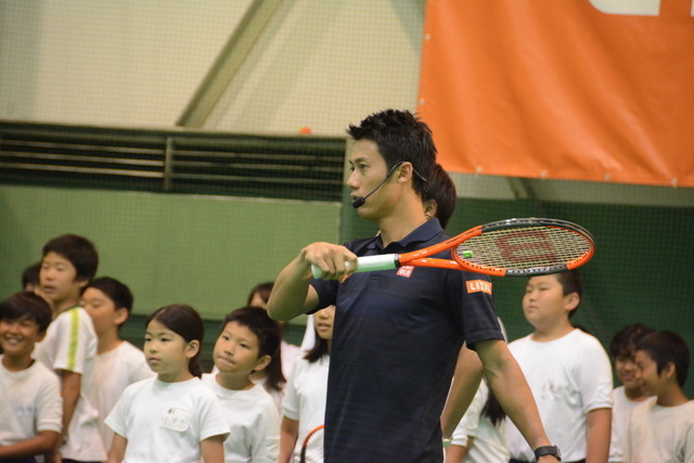 7月19日、錦織圭選手が「LIXIL 錦織チャレンジ」～ユニバーサルテニス体験～と題したイベントにサプライズ参加し、日本女子車いすテニス界の次世代を担う選手の1人、船水梓緒里（しおり）選手や、小学生24名らとボールを打ち合った。