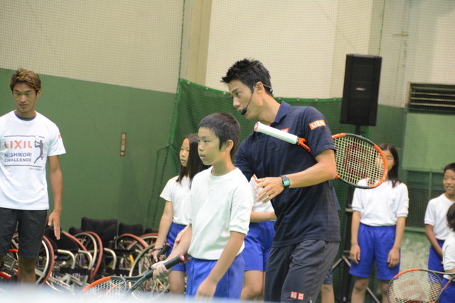 7月19日、錦織圭選手が「LIXIL 錦織チャレンジ」～ユニバーサルテニス体験～と題したイベントにサプライズ参加し、日本女子車いすテニス界の次世代を担う選手の1人、船水梓緒里（しおり）選手や、小学生24名らとボールを打ち合った。