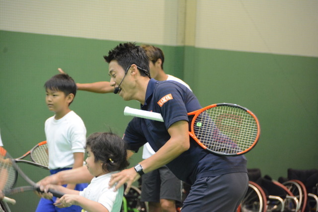 7月19日、錦織圭選手が「LIXIL 錦織チャレンジ」～ユニバーサルテニス体験～と題したイベントにサプライズ参加し、日本女子車いすテニス界の次世代を担う選手の1人、船水梓緒里（しおり）選手や、小学生24名らとボールを打ち合った。