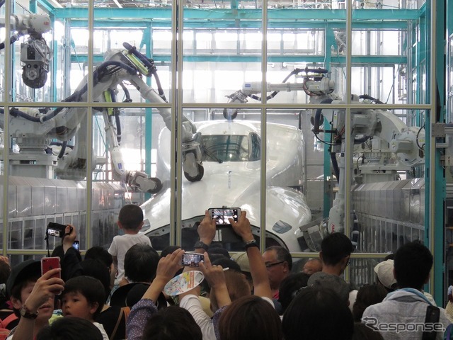 JR東海はリニューアルした浜松工場の一般公開イベントを開催。先頭車を研ぐロボットなど最新の設備を初めて公開した。