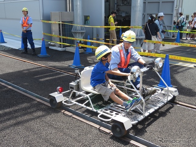 アルミ製のエンジン付き軌道自転車（アルミカート）の乗車体験は今回初めて行われた。