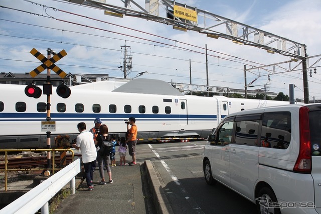 フル規格の新幹線車両が通る唯一の踏切が浜松工場の西側にある。イベント開催時の朝には「発見デー」参加者向けのツアー列車がそのまま踏切を抜けて工場内へと入っていった