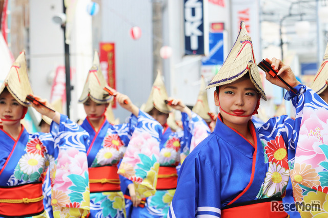 伝統的な朱色の鳴子を使う「四国銀行」