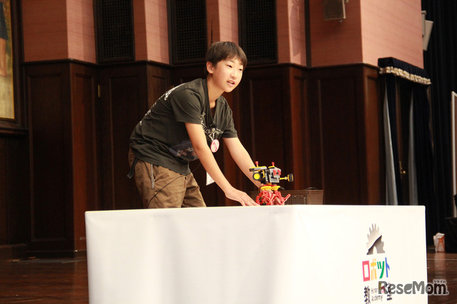 ミドルコース：宮下陽人くん（神奈川・鷺沼駅前教室）のバトルロボット。2足歩行のロボットを作るのは難しくて、とても苦労したと言う。