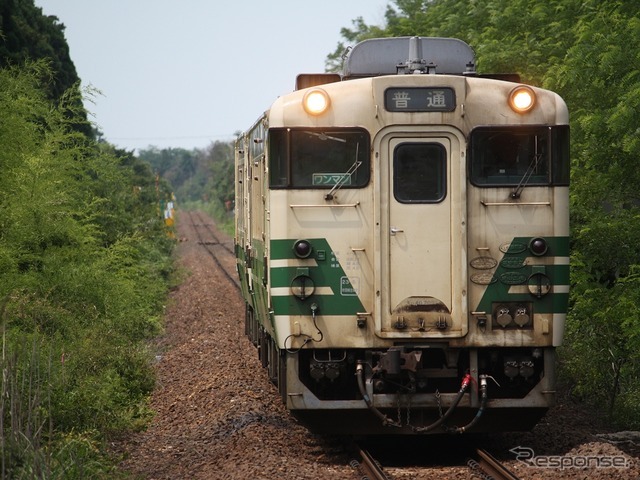 「秋の乗り放題パス」はJR線の普通列車が3日間乗り放題になる。写真は男鹿線の普通列車。