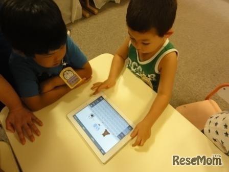 iPadを操作する生徒