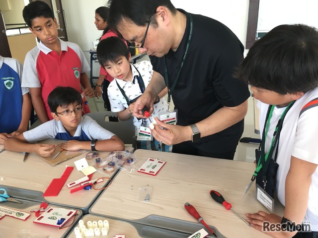 「ロボットと未来研究会」活動のようす