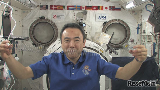 宇宙ふしぎ実験を実施する古川宇宙飛行士（出典：JAXA）