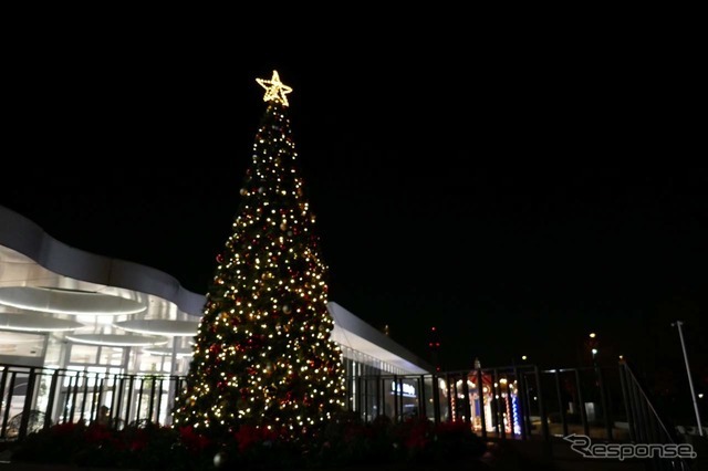 会場内にそびえ立つ高さ6mのクリスマスツリー
