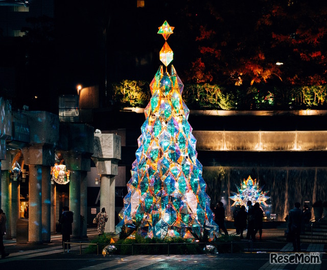 アーク・カラヤン広場中央のクリスマスツリー（イメージ）