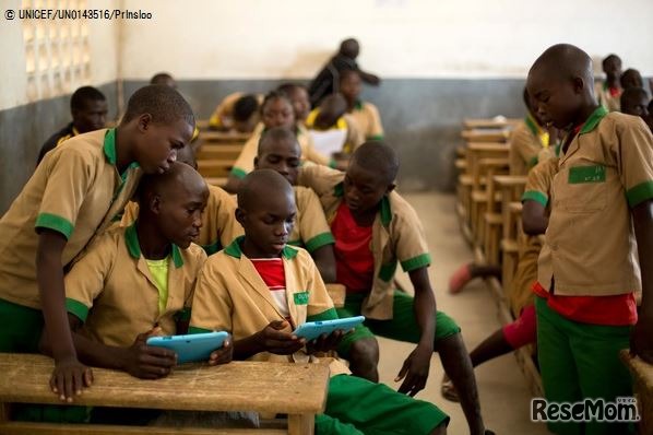 ユニセフから提供されたタブレットを使って学ぶ子どもたち（カメルーンにて2017年10月31日撮影）　（c） UNICEF_UN0143516_Prinsloo