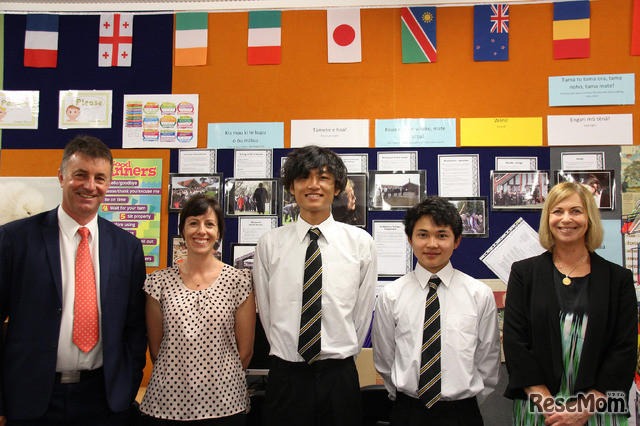 日本人留学生を囲んで。New Plymouth Boys' High School（ニュープリマス・ボーイズ・ハイスクール）でのようす