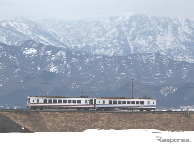 ほくほく線は日本でも有数の豪雪地帯を通る。