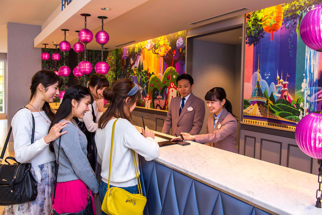 東京ディズニーセレブレーションホテル　フロントカウンター
