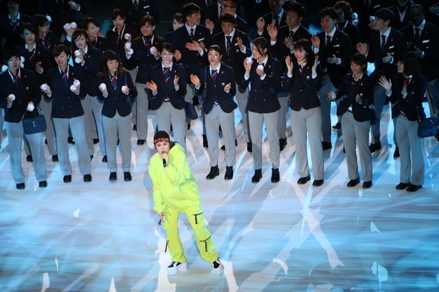 平昌五輪日本代表選手団の壮行会で熱唱したアーティストのAI（2018年1月24日）