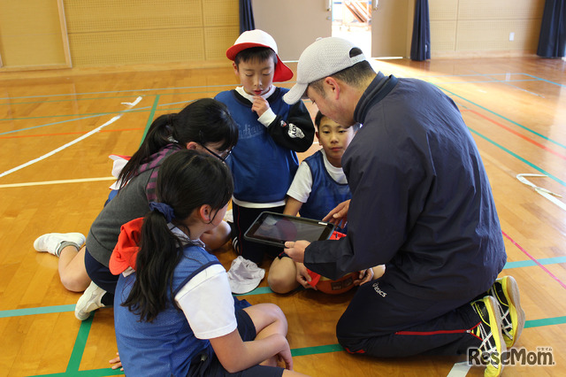 2018年1月26日、佐賀県多久市立東原庠舎中央小学校で行われた公開授業のようす（写真は体育の時間）シュートとパスの回数を記録しておき、試合後の作戦会議に役立てる。先生はアドバイス係